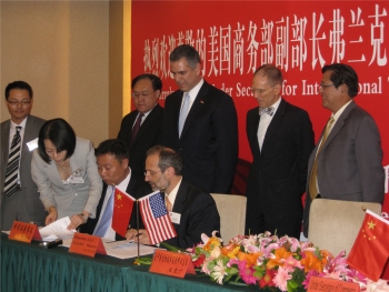 Sánchez, officials at DiaCarta signing ceremony