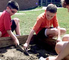 (photo) Kids excavate. (Community Archaeology Program, Binghamton University)