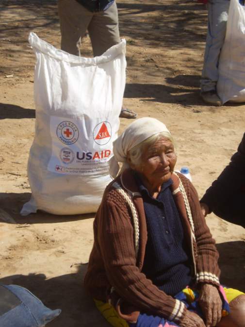 A woman receives assistance from USAID and the Paraguayan Red Cross during the 2008 drought. 