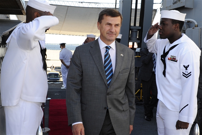 TALLINN, Estonia – Andrus Ansip, Prime Minister of Estonia, receives honors from sideboys as he arrives aboard the guided-missile destroyer USS Farragut (DDG 99). Farragut is on a scheduled deployment in support of maritime security operations and theater security cooperation efforts in the U.S. 6th Fleet area of responsibility. 