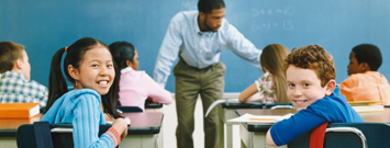 Dos estudiantes en un salón de clases