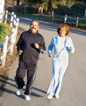 pareja caminando para hacer ejercicio