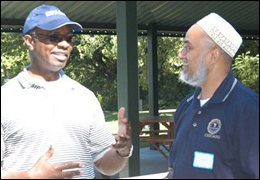 Chicago Citizens’ Academy graduate talks with Chicago Assistant Special Agent in Charge Arthur L. Everett.