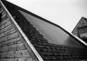 Image of photovoltaic cells on top of the roof of a Forest Service building.