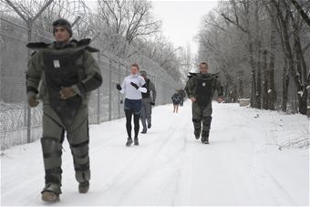 EOD technicians run 5 km in bomb suits
