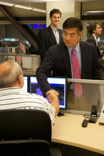 Secretary Locke shaking a Fed Ex worker's hand