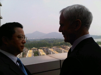 Nanjing Municipal Party Secretary Yang Weize and Secretary Bryson, talking while overlooking Nanjing