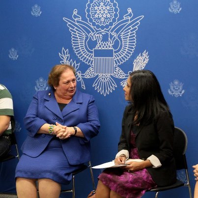 Photo: La Asesora Especial de la Secretaria Clinton en temas de juventud Global y Directora de la Oficina de Asuntos Globales de la Juventud, Zeenat Rahman, junto a la Embajadora de Estados Unidos, Mari Carmen Aponte