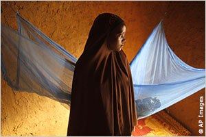 Photo: به گفته وزیر امور خارجه آمریکا، هیلاری کلینتون، هرسال ١۰ میلیون دختر زیر سن ١۸ مجبور به ازدواج می شوند "که این کار فرصت ادامۀ تحصیل را از آنها می ستاند و تندرستی آنها را در معرض مخاطره قرارمی دهد و آنها را در دام زندگی های آلوده به فقر گرفتار می سازد." http://goo.gl/w937A     این دختر در نیجر پس از دوازهمین سالروز تولدش به ازدواج مرد ۲۳ ساله ای در آمد. نیجر دارای یکی از بالاترین آمار ازدواج کودکان در جهان است.‎