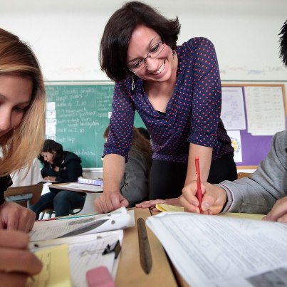 Photo: “The mediocre teacher tells. The good teacher explains. The superior teacher demonstrates. The great teacher inspires.” - William Arthur Ward

Happy World Teachers' Day!
What is/was your favorite class in school?