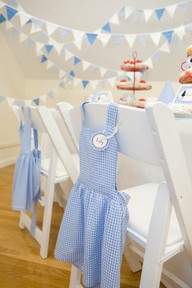 wizard of oz table--oh that is so sweet....Dorothy apron "favors"!