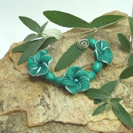 Flower Bead Set   Pine Green Snow White by beetreebyme on Etsy, $6.00