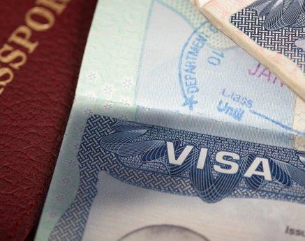 Photo: Yeşil Kart kurası (green card)

2 Ekim 2012’de başlayan 2014 yılı için ‘Çeşitlilik Göçmenlik Programı’ na elektronik olarak yapılacak olan başvurular 3 Kasım 2012 günü sona erecek.

Yeşil Kart kurası (green card) olarak da bilinen yıllık Çeşitlilik Göçmenlik Programı her yıl Amerika’ya az göçmen gönderen ülkelerin vatandaşlarına rastgele seçim yöntemiyle 55,000 göçmen vizesi alma şansı sağlamaktadır.  Bu programa başvuru için uygunluk kişinin vatandaşı olduğu ülkeye göre değil doğduğu ülkeye göre belirlenmektedir. Bu programa katılmanın tek resmi yolu sınırlı başvuru süresi içinde direkt olarak ABD Dışişleri Bakanlığı’nın resmi web sitesi aracılığıyla başvuru yapmaktır. Rastgele çekilen kurada seçilen kişilere elektronik posta ya da posta yoluyla bildirim yapılmayacaktır! 

Daha fazla bilgi iiçin: http://turkish.turkey.usembassy.gov/duyuru_092712.html