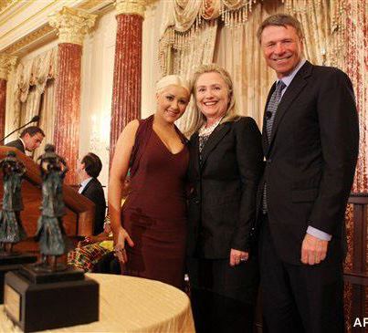 Photo: Musician Christina Aguilera and the head of the corporation that includes KFC, Pizza Hut and Taco Bell receive awards for fighting global hunger. How are you contributing to reducing hunger where you live?	http://goo.gl/IuzQK