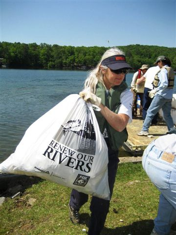 Volunteer Mimi Barkley of Houston, Ala., removes litter from the banks of Smith Lake during the Alabama Power Company’s Renew Our Rivers campaign to clean-up Alabama Waterways in June 2008. Through the hard work of volunteers, approximately 180 tons of litter has been removed from more than 166 river miles within the Winston County area (Photo courtesy of LaVerne Matheson).