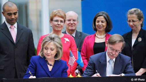 Secretary Clinton and World Bank President Zoellick Sign MOU on Water, March 2011. [AP]