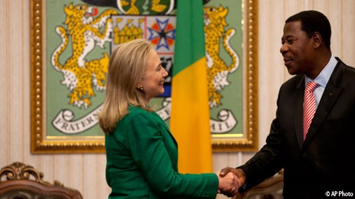 U.S. Secretary of State Hillary Rodham Clinton, left, meets with Benin's President Thomas Boni Yayi at the Presidency in Cotonou, Benin, on August 10, 2012. [AP Photo]