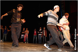 Tajik youth performing impromptu hip-hop routine (Khushrav Zukhurov)
