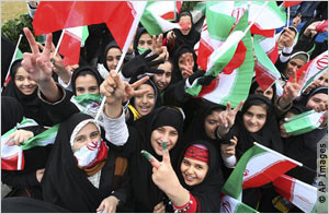 Des jeunes femmes iraniennes se manifestent sur la place Azadi à Téhéran le 11 février 2011.