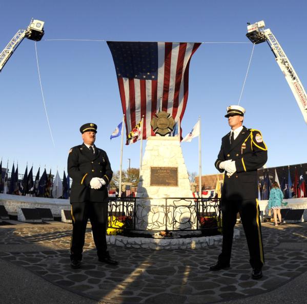 Bomberos están de pie en el Memorial Nacional de los Bomberos Caídos.