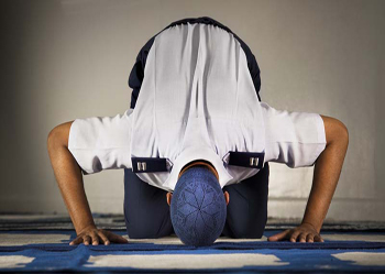 Picture of Air Force Captain During Muslim Prayer