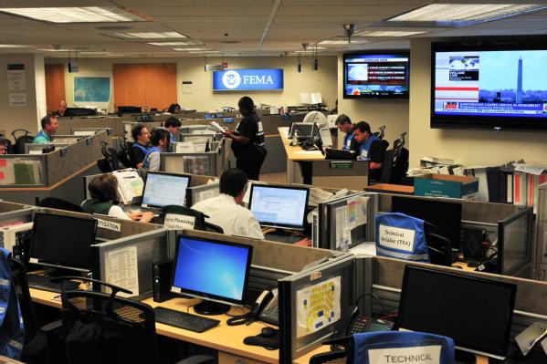 Washington, DC, 24 de agosto de 2011 – Personal de FEMA y otras agencias federales trabajan de la mano en el Centro Nacional de Coordinación de Respuesta de FEMA, para ayudar a manejar los preparativos del huracán Irene. Cuando el centro de coordinación de respuesta es activado, un representante del sector privado trabaja junto al equipo de manejo de emergencias a fin de garantizar la coordinación eficaz.