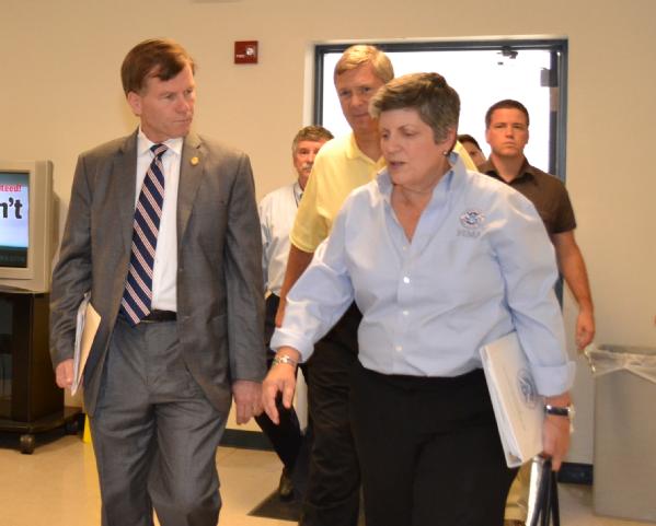  Richmond, VA, 30 de agosto de 2011 – La Secretaria del Departamento de Seguridad Nacional, Janet Napolitano (derecha), habla con el gobernador de Virginia Robert McDonnell mientras entran al Centro de Operación en Emergencias de Virginia. La Secretaria Napolitano visitó Virginia para reunirse con funcionarios estatales y locales y evaluar los daños después de Irene.