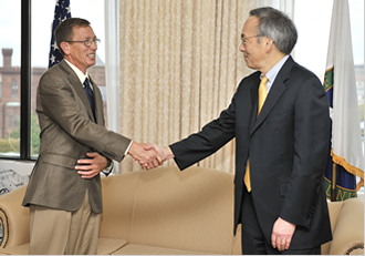 Brad Davis shaking hands with Secretary Chu