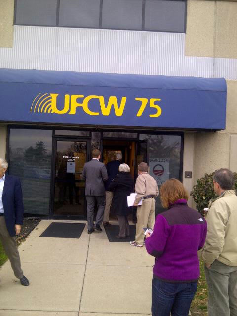 Joining the Organizing for America volunteers at UFCW local 75. http://twitter.yfrog.com/mg42ijyj