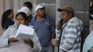 Residents wait at the municipal palace for information about dual citizenship outside an immigration office in the town of Ixmiquilpan, in the Mexican state of Hidalgo April 24, 2012. REUTERS/Tomas Bravo 