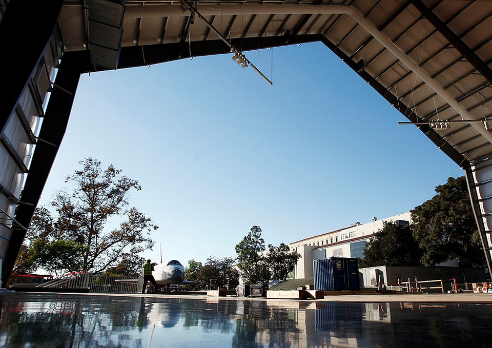 Photo: Photo: Luis Sinco / Los Angeles Times

Endeavour sits outside its temporary hangar at the California Science Center.