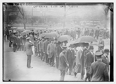 Entering City Hall 9/12/13 (LOC)