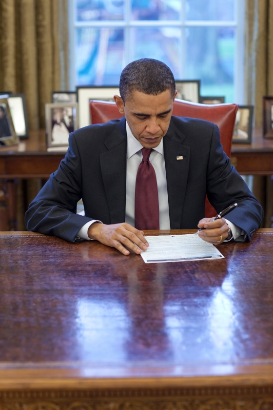 President Obama Fills Out Census Form