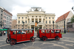 Tourist train crosses Hviezdoslav Square in Bratislava, Slovakia, May 21, 2006. [© AP Images]