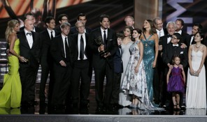 Steven Levitan (C) accepts the award for outstanding comedy series for 'Modern Family' at the 64th Primetime Emmy Awards in Los Angeles, September 23, 2012. REUTERS/Lucy Nicholson (UNITED STATES - Tags: ENTERTAINMENT) (EMMYS-SHOW)