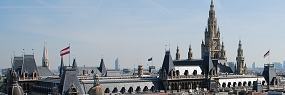 Blick auf das Rathaus, im Hintergrund die Wiener Skyline