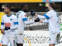 Roman Hubnik (r.) bedankt sich bei Adrian Ramos nachträglich für dessen Treffer, schließlich bewog die Führung Trainer Jos Luhukay zur Einwechselung von Hubnik. Foto: dpa