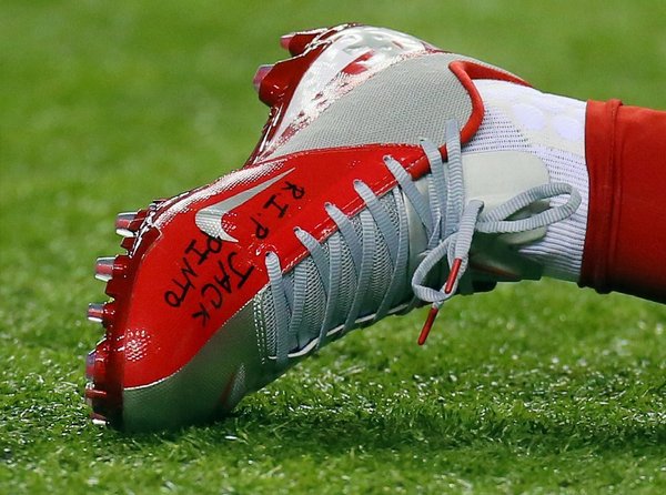 New York Giants wide receiver Victor Cruz wears a tribute to Newtown shooting victim Jack Pinto.