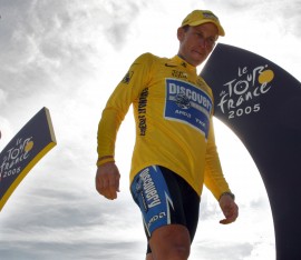 Overall winner U.S. Lance Armstrong standing on the winners' podium after the 21st stage of the 92nd Tour de France cycling race in Paris, July 24, 2005