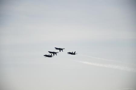 Blue Angels 1 and 4 fly inverted over Baltimore Harbor off of historic Fort McHenry