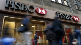 People walk past a HSBC bank branch in midtown Manhattan in New York City, December 11, 2012. REUTERS/Mike Segar