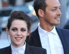 Kristen Stewart cheats on Robert Pattinson with her "Sno White and the Huntsman" director Rupert Sanders.