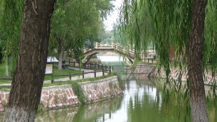 Small Bridge at Qingming Riverside Landscape Garden, Kaifeng, China. (photo credit: public domain /http://en.wikipedia.org/wiki/File:Small_Bridge_at_Qingming_Riverside_Landscape_Garden,_Kaifeng,_China.jpg)