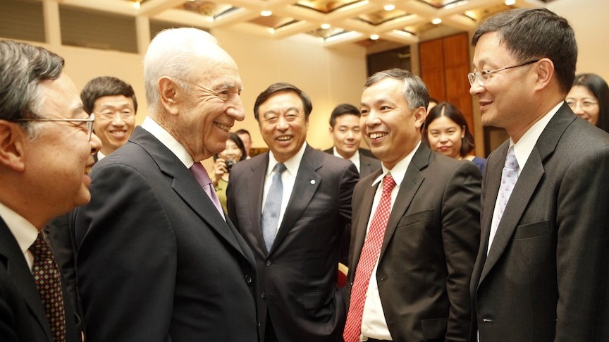 President Shimon Peres meets with members of the Chinese business delegation (Photo credit: Courtesy)