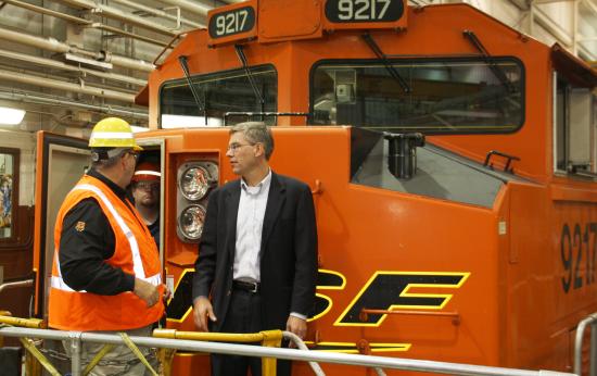 Rep. Paulsen speaks with employees at BNSF railway. 