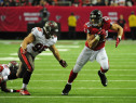 Tony Gonzalez catches a pass against the Bucs.