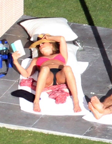 Jennifer Aniston wore a bikini in Mexico, cannot hide