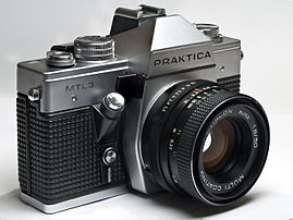 Appareil photographique reflex Praktica MTL-3, à monture M42, produit au début des années 1980.  (définition réelle 2 827 × 2 121)