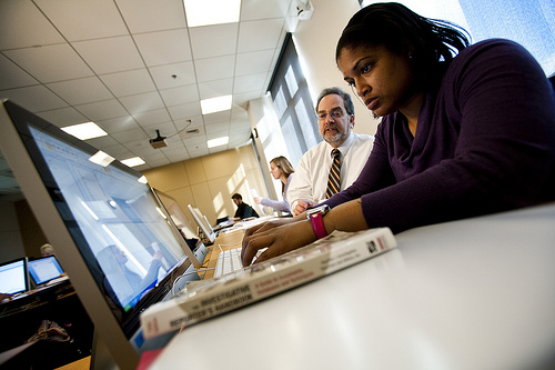 Journalism students in a computer classroom with Professor Ira Chinoy