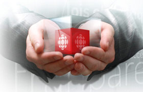 Mains tenant une cube de verre avec un cube de verre CBC rouge à l'intérieur